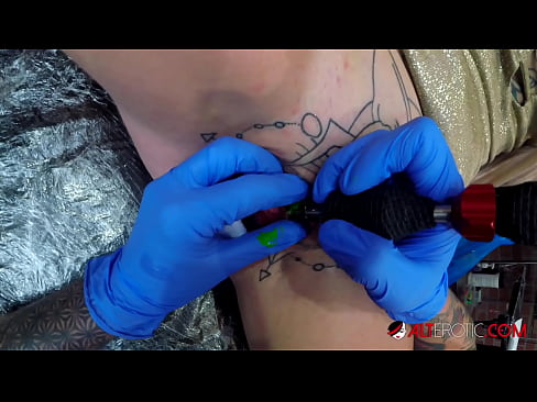 ❤️ Tsis tshua muaj tattooed hottie Sully Savage tau txais tattoo ntawm nws clitoris ❤️  Fucking video  ntawm hmn.hotpornphotos.ru%  ❤
